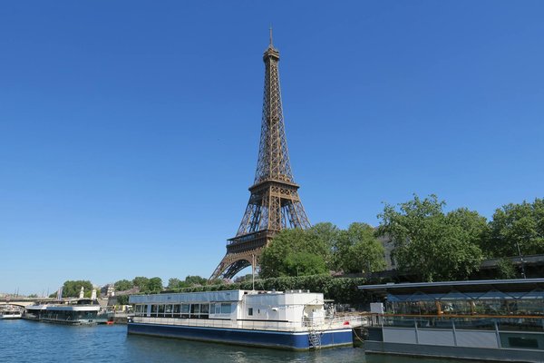 Où peut-on louer une maison de vacances en Bretagne avec des ateliers de cuisine et des balades en kayak ?